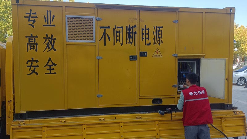 六枝特柴油发电机组和UPS电源配合使用时，如何避免切换过程中的电力中断？